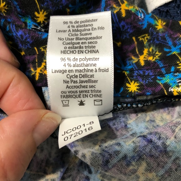 NWT LulaRoe Julia HiLo Patterned Short Sleeve Tee Rounded Neckline 🔵🟡🟣 - Picture 6 of 6